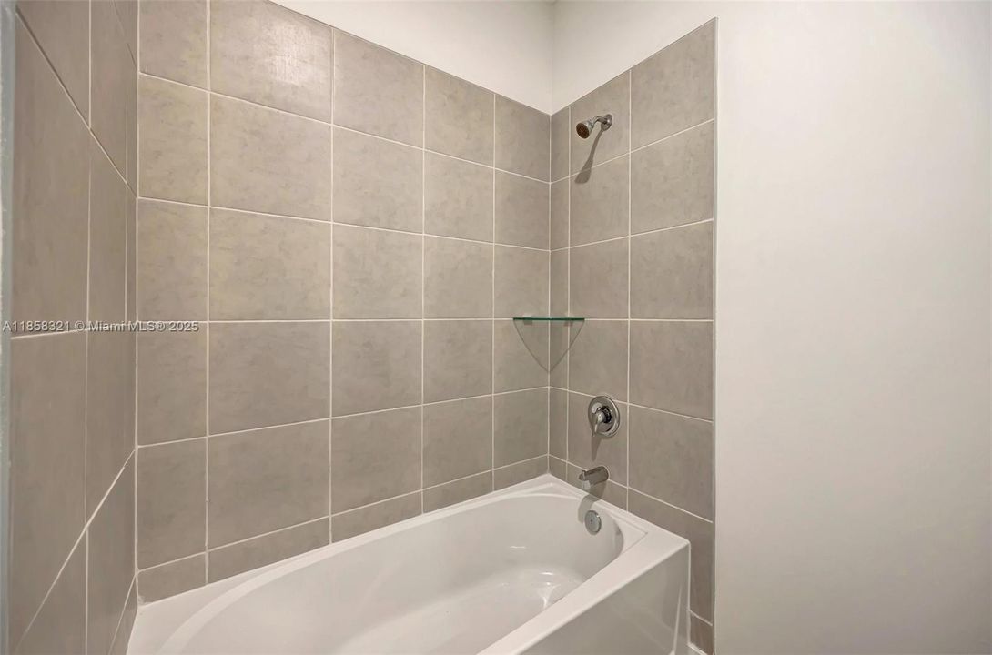 合同活跃: $3,500 (3 贝兹, 2 浴室, 1827 平方英尺)