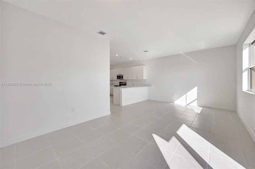 合同活跃: $3,500 (3 贝兹, 2 浴室, 1827 平方英尺)