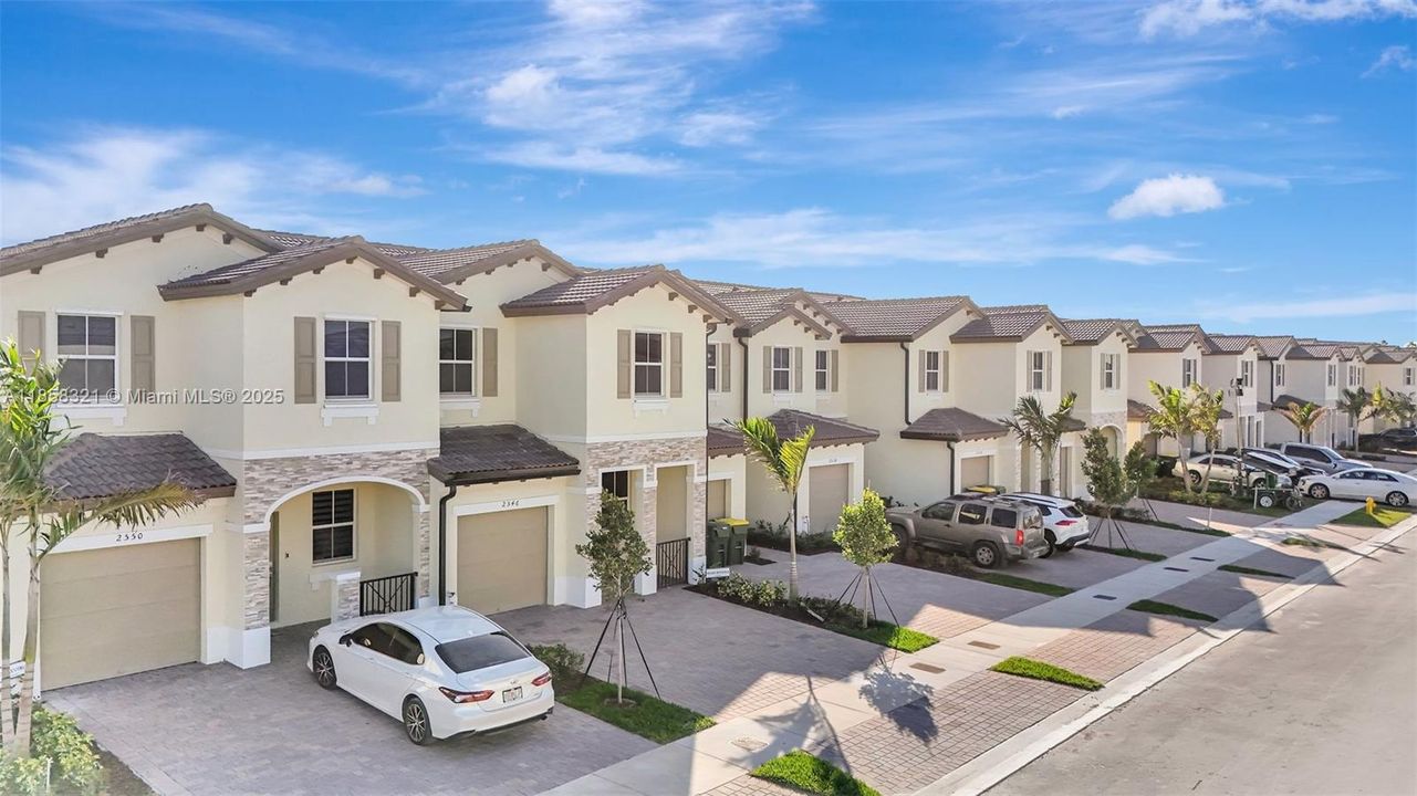 合同活跃: $3,500 (3 贝兹, 2 浴室, 1827 平方英尺)