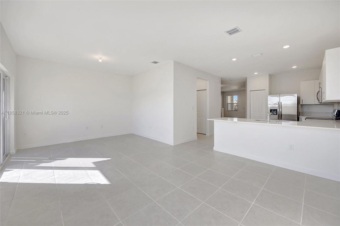 合同活跃: $3,500 (3 贝兹, 2 浴室, 1827 平方英尺)