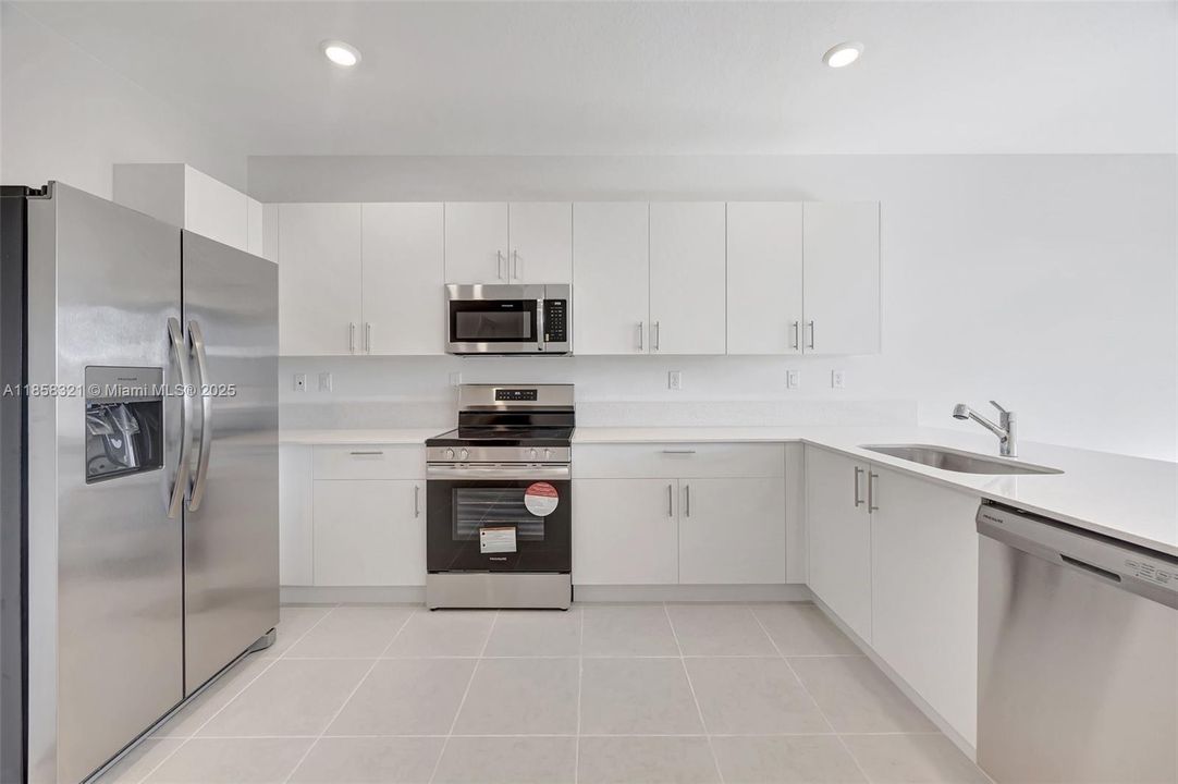 合同活跃: $3,500 (3 贝兹, 2 浴室, 1827 平方英尺)