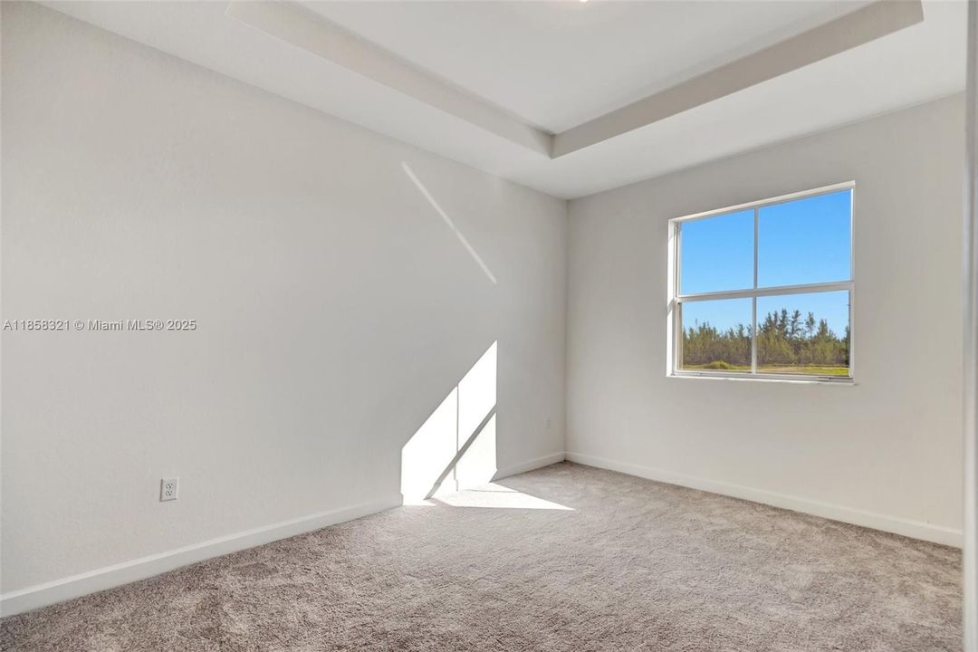 合同活跃: $3,500 (3 贝兹, 2 浴室, 1827 平方英尺)