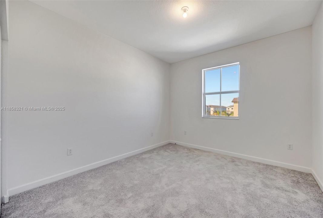 合同活跃: $3,500 (3 贝兹, 2 浴室, 1827 平方英尺)