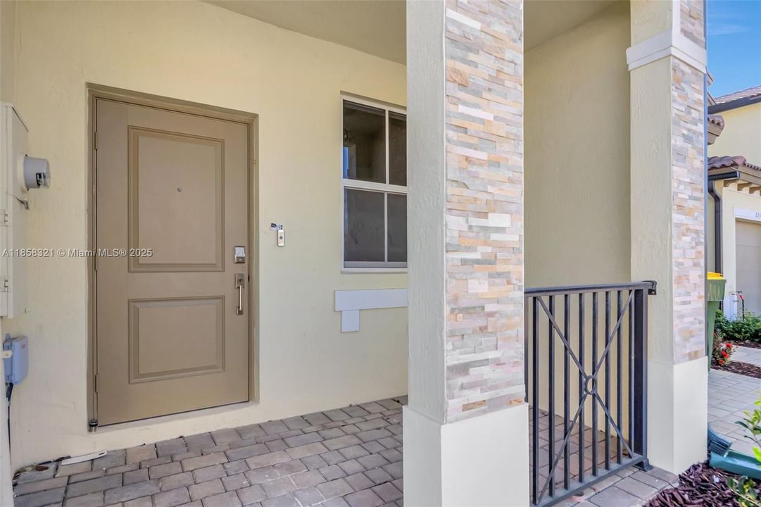 合同活跃: $3,500 (3 贝兹, 2 浴室, 1827 平方英尺)