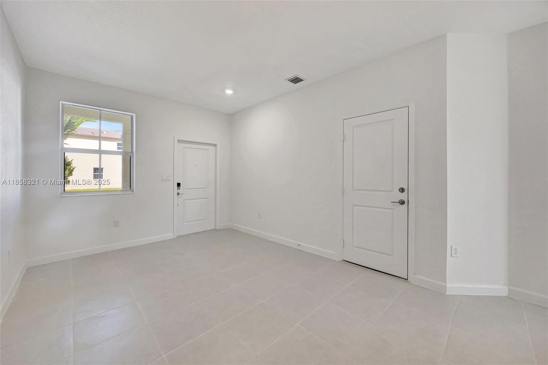 合同活跃: $3,500 (3 贝兹, 2 浴室, 1827 平方英尺)