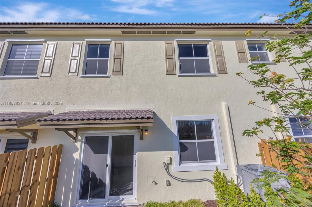 合同活跃: $3,500 (3 贝兹, 2 浴室, 1827 平方英尺)