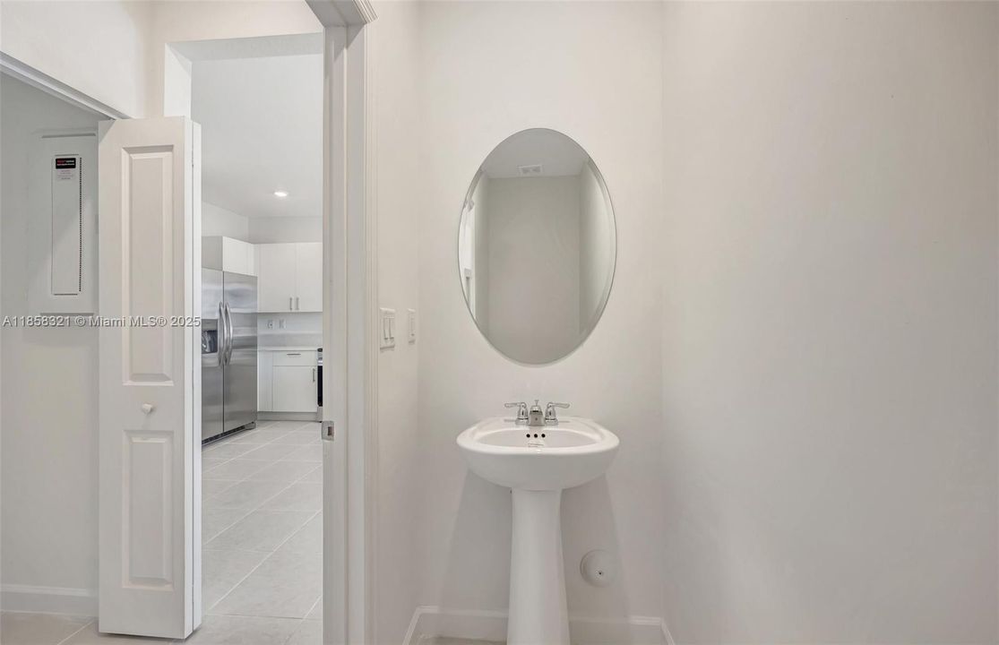 合同活跃: $3,500 (3 贝兹, 2 浴室, 1827 平方英尺)