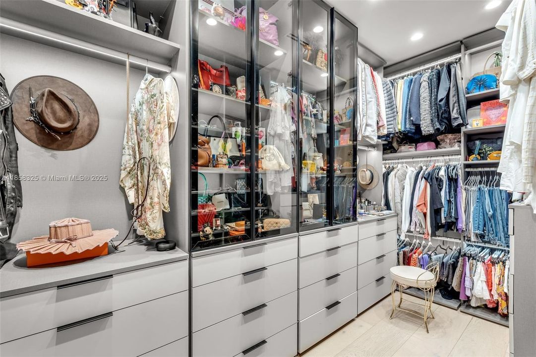 For Sale: $4,545,000 (6 beds, 5 baths, 3436 Square Feet)