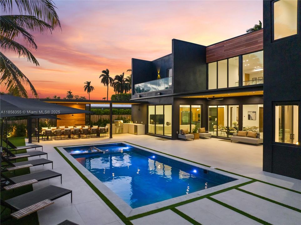 出租: $55,000 (9 贝兹, 7 浴室, 4729 平方英尺)