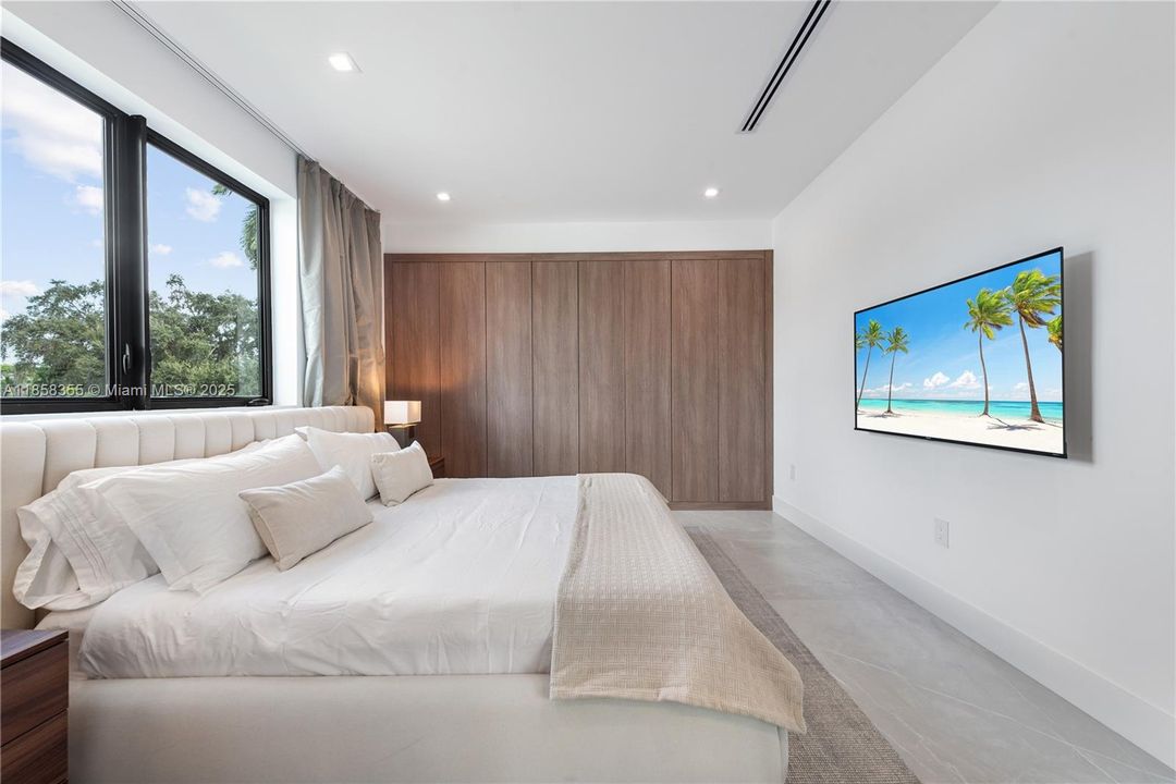 出租: $55,000 (9 贝兹, 7 浴室, 4729 平方英尺)