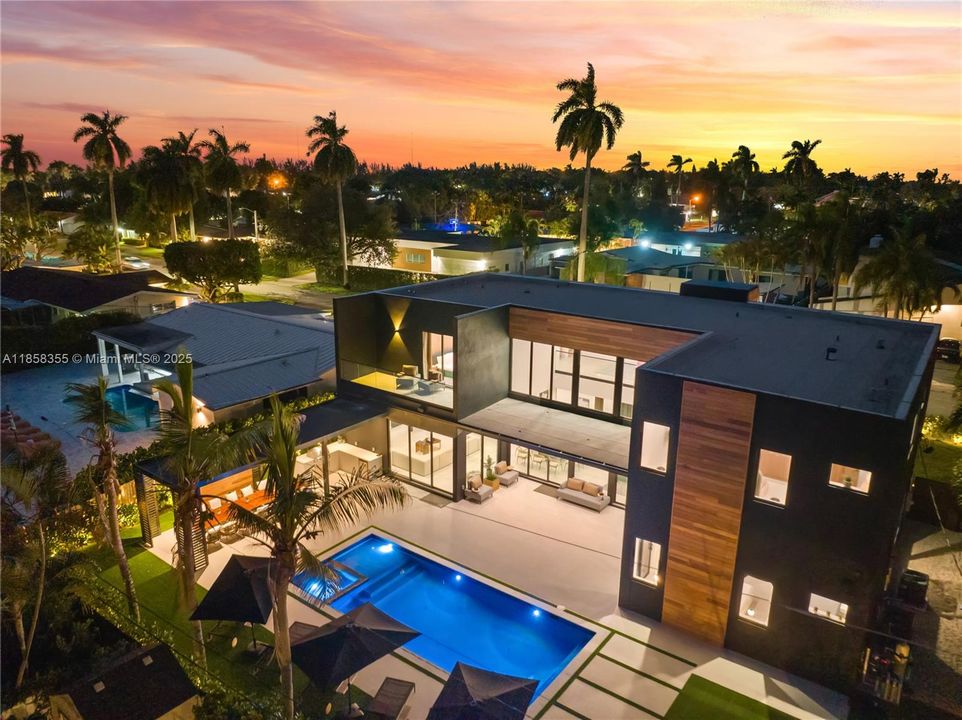 出租: $55,000 (9 贝兹, 7 浴室, 4729 平方英尺)