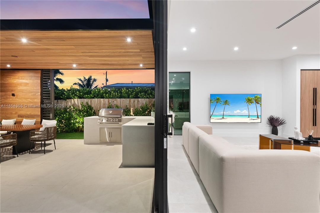 出租: $55,000 (9 贝兹, 7 浴室, 4729 平方英尺)