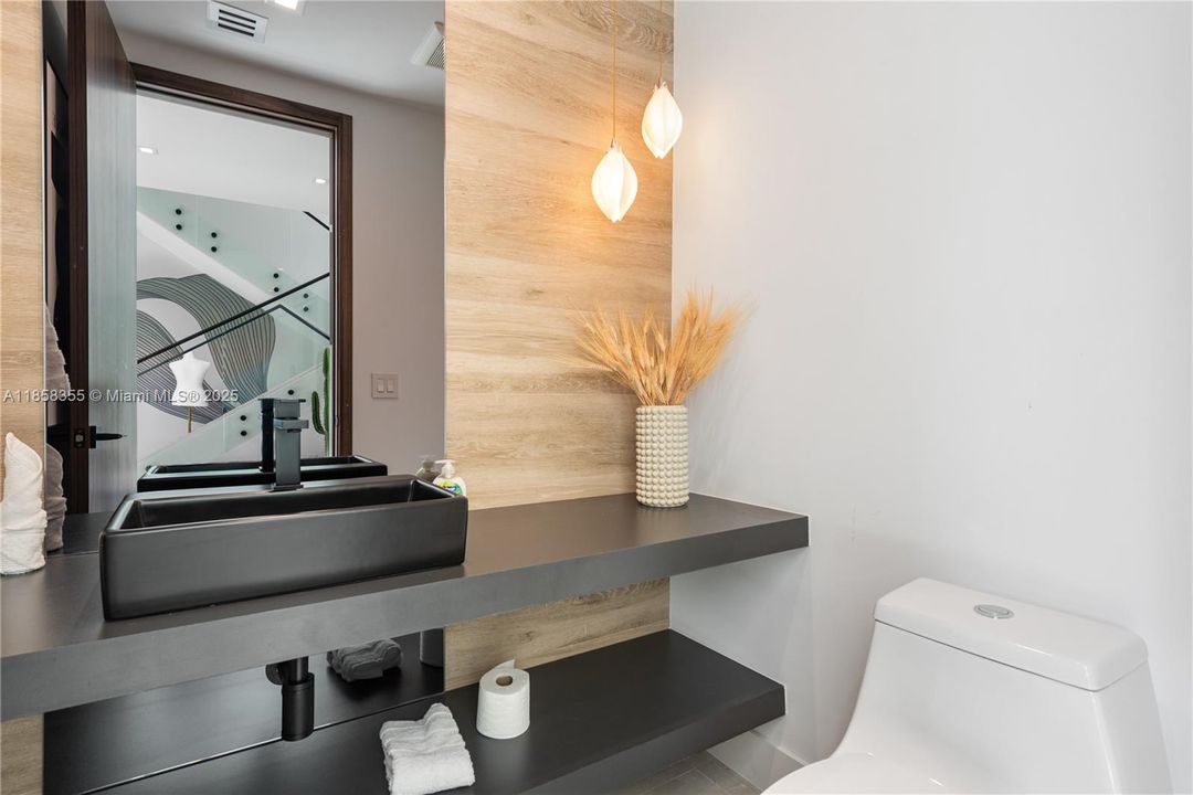 出租: $55,000 (9 贝兹, 7 浴室, 4729 平方英尺)