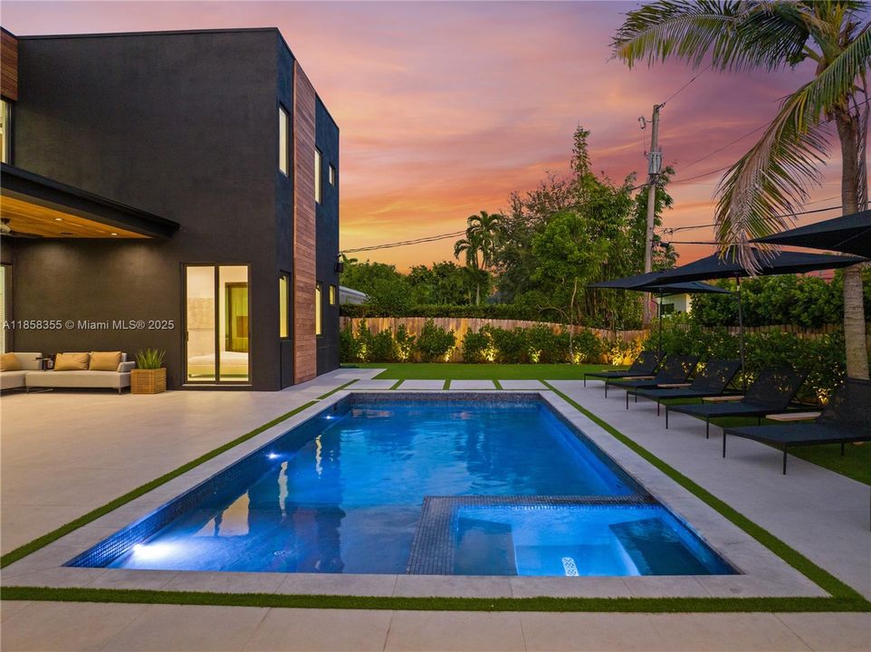 出租: $55,000 (9 贝兹, 7 浴室, 4729 平方英尺)