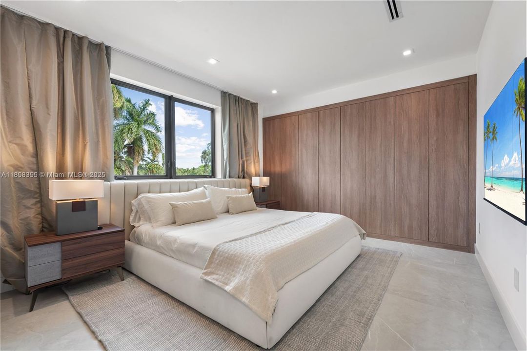 出租: $55,000 (9 贝兹, 7 浴室, 4729 平方英尺)