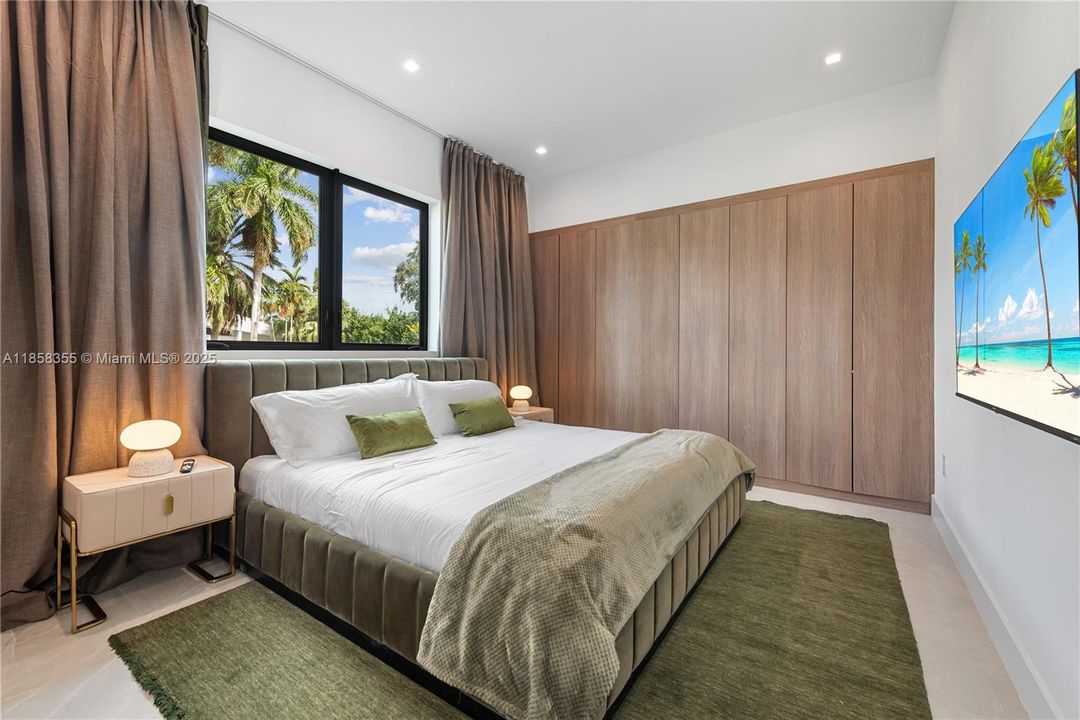 出租: $55,000 (9 贝兹, 7 浴室, 4729 平方英尺)