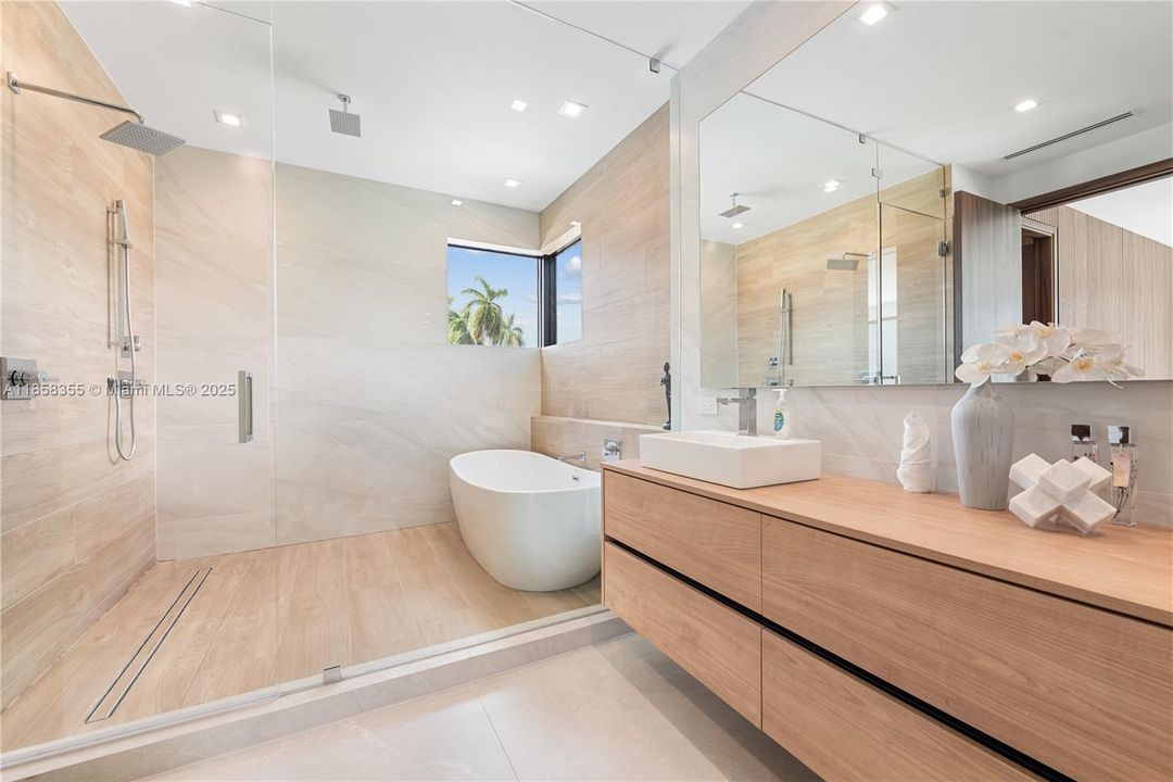 出租: $55,000 (9 贝兹, 7 浴室, 4729 平方英尺)