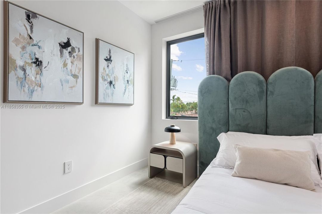 出租: $55,000 (9 贝兹, 7 浴室, 4729 平方英尺)