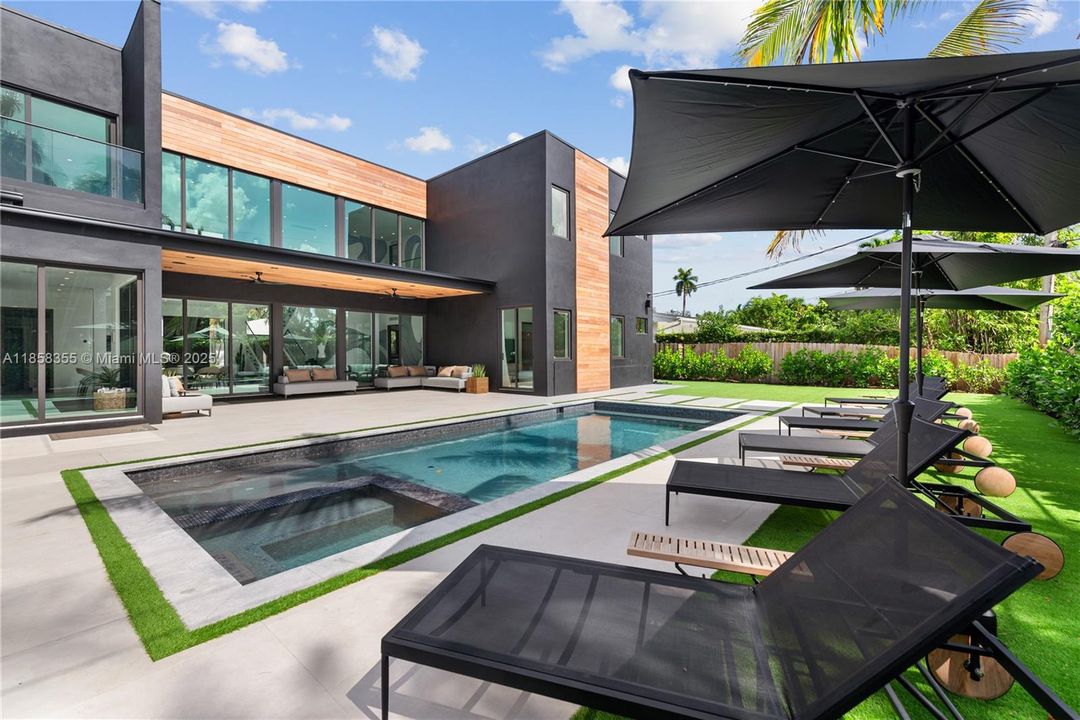 出租: $55,000 (9 贝兹, 7 浴室, 4729 平方英尺)