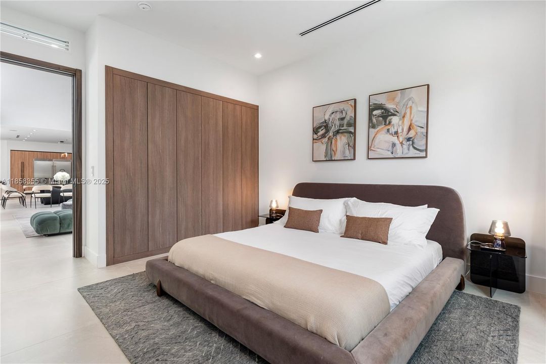 出租: $55,000 (9 贝兹, 7 浴室, 4729 平方英尺)