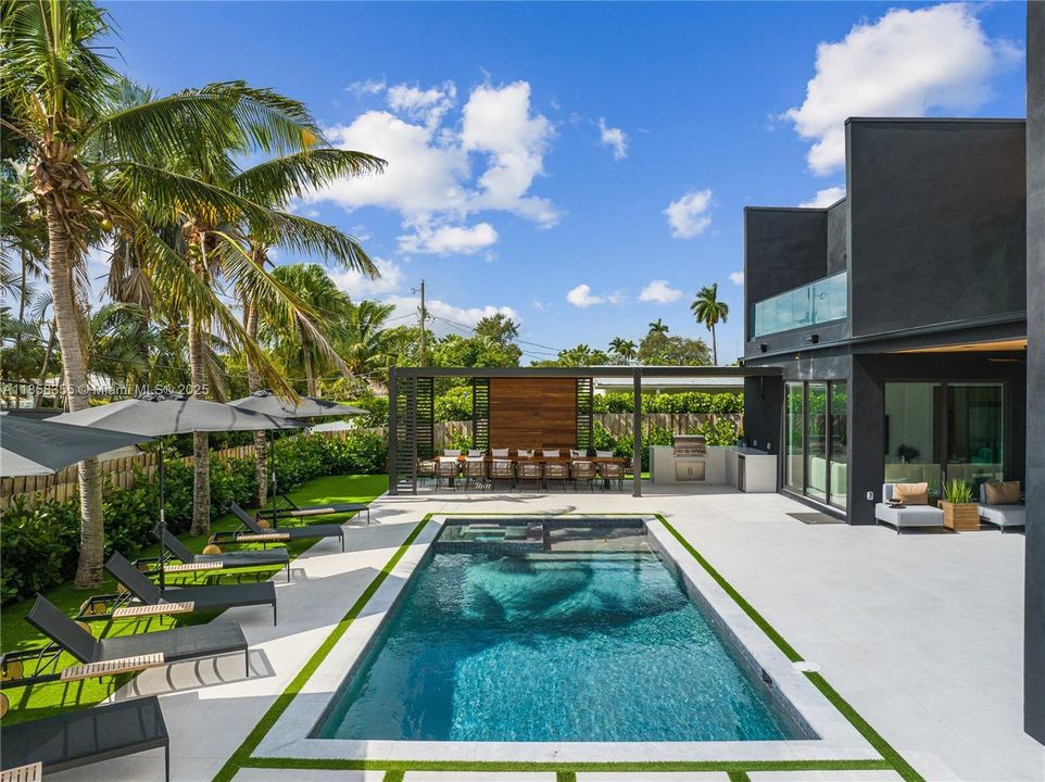 出租: $55,000 (9 贝兹, 7 浴室, 4729 平方英尺)