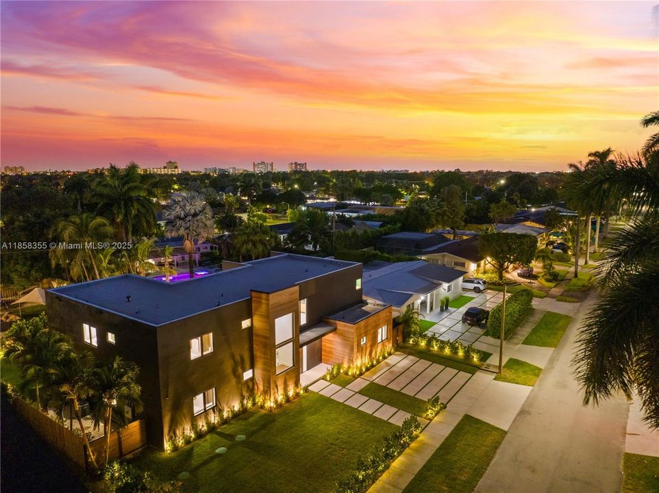 出租: $55,000 (9 贝兹, 7 浴室, 4729 平方英尺)