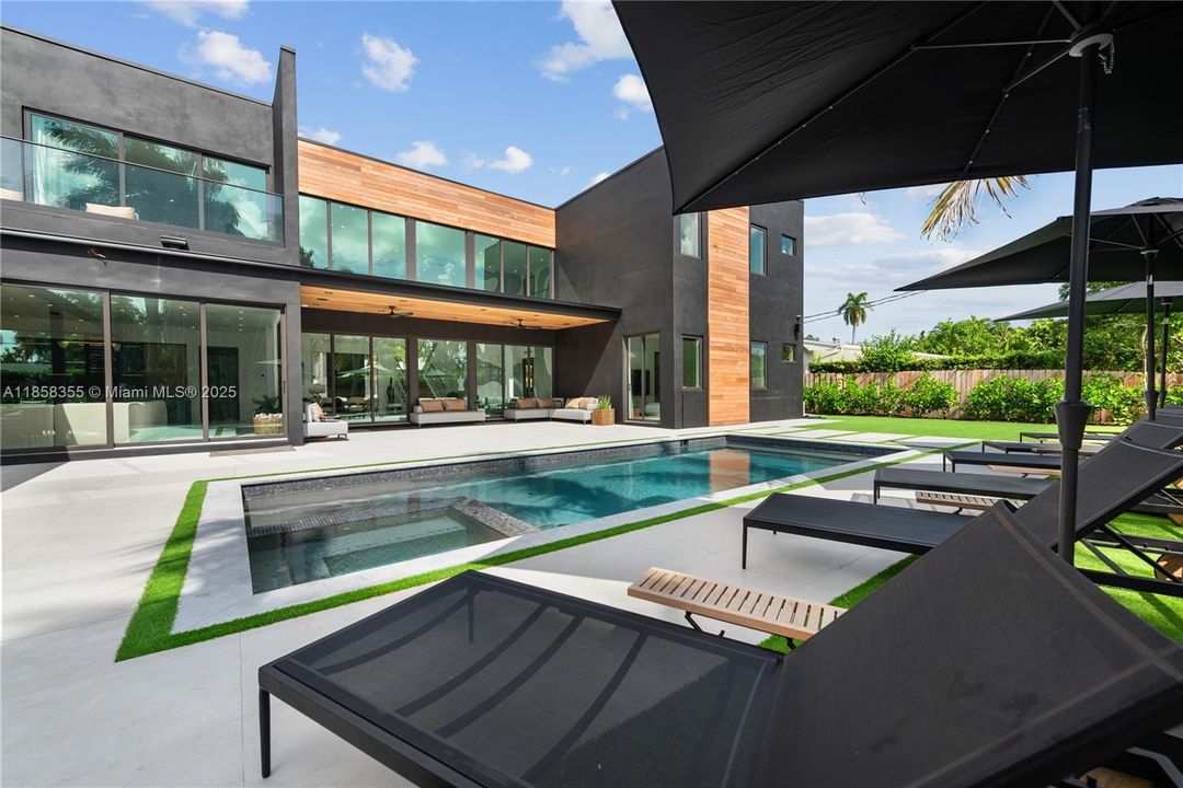 出租: $55,000 (9 贝兹, 7 浴室, 4729 平方英尺)