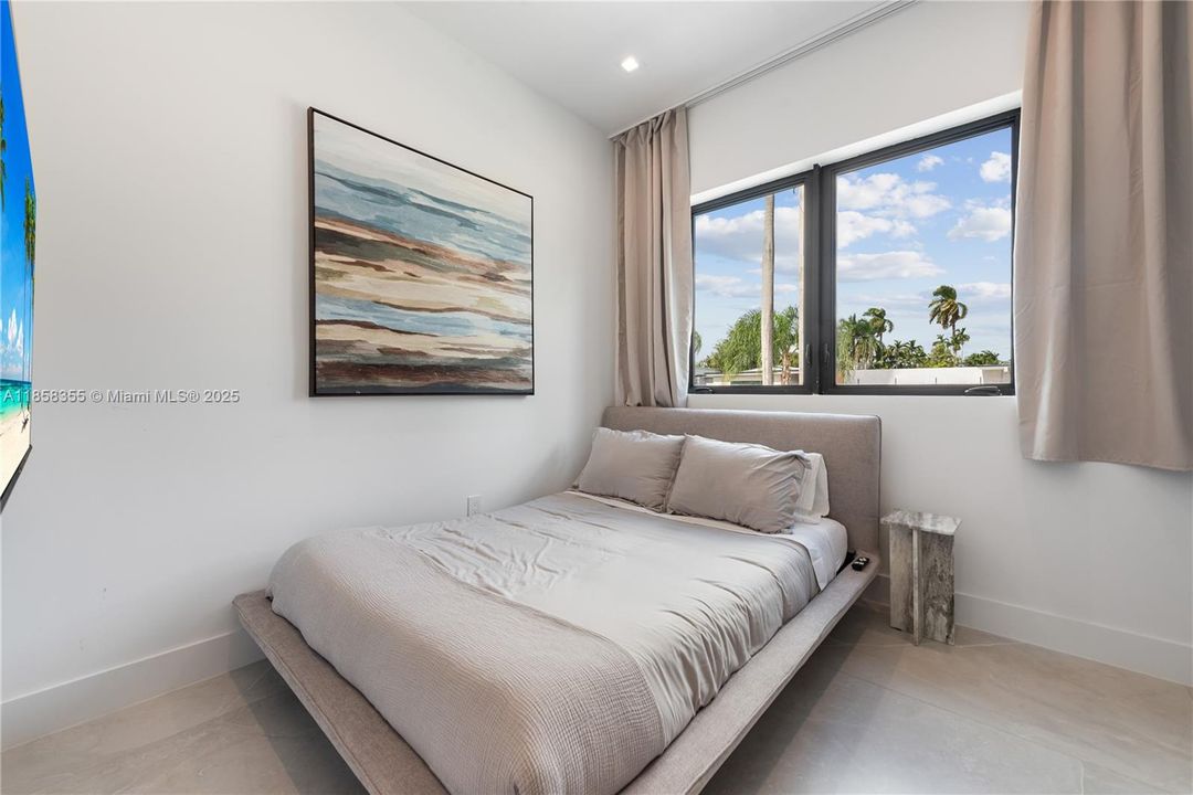 出租: $55,000 (9 贝兹, 7 浴室, 4729 平方英尺)