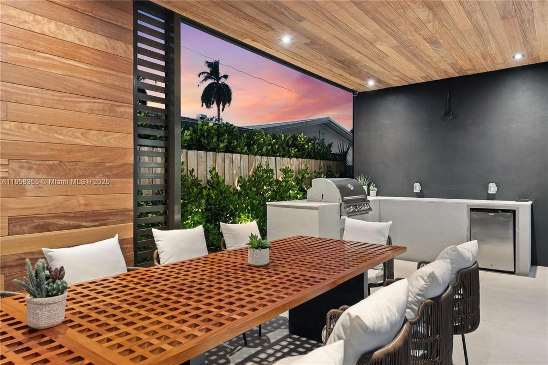 出租: $55,000 (9 贝兹, 7 浴室, 4729 平方英尺)