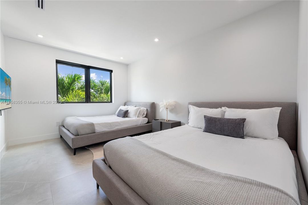 出租: $55,000 (9 贝兹, 7 浴室, 4729 平方英尺)