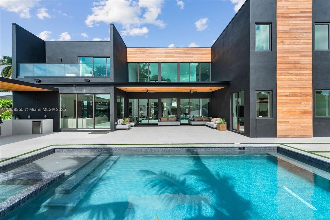 出租: $55,000 (9 贝兹, 7 浴室, 4729 平方英尺)