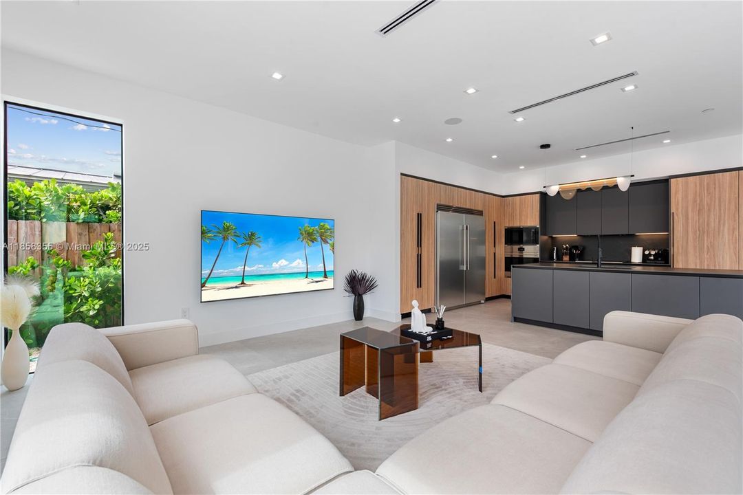 出租: $55,000 (9 贝兹, 7 浴室, 4729 平方英尺)