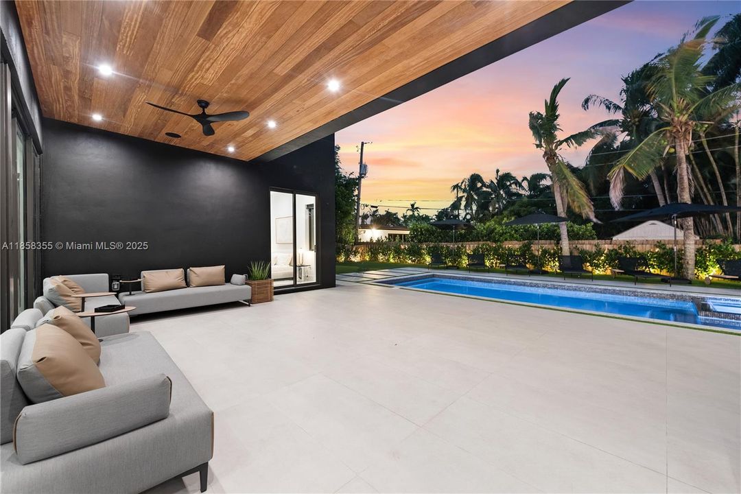 出租: $55,000 (9 贝兹, 7 浴室, 4729 平方英尺)