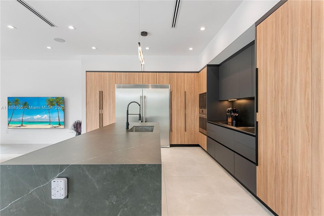 出租: $55,000 (9 贝兹, 7 浴室, 4729 平方英尺)