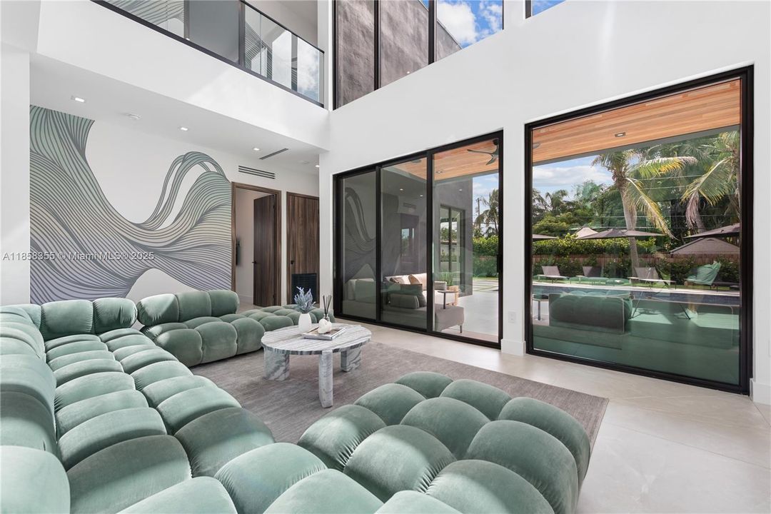 出租: $55,000 (9 贝兹, 7 浴室, 4729 平方英尺)