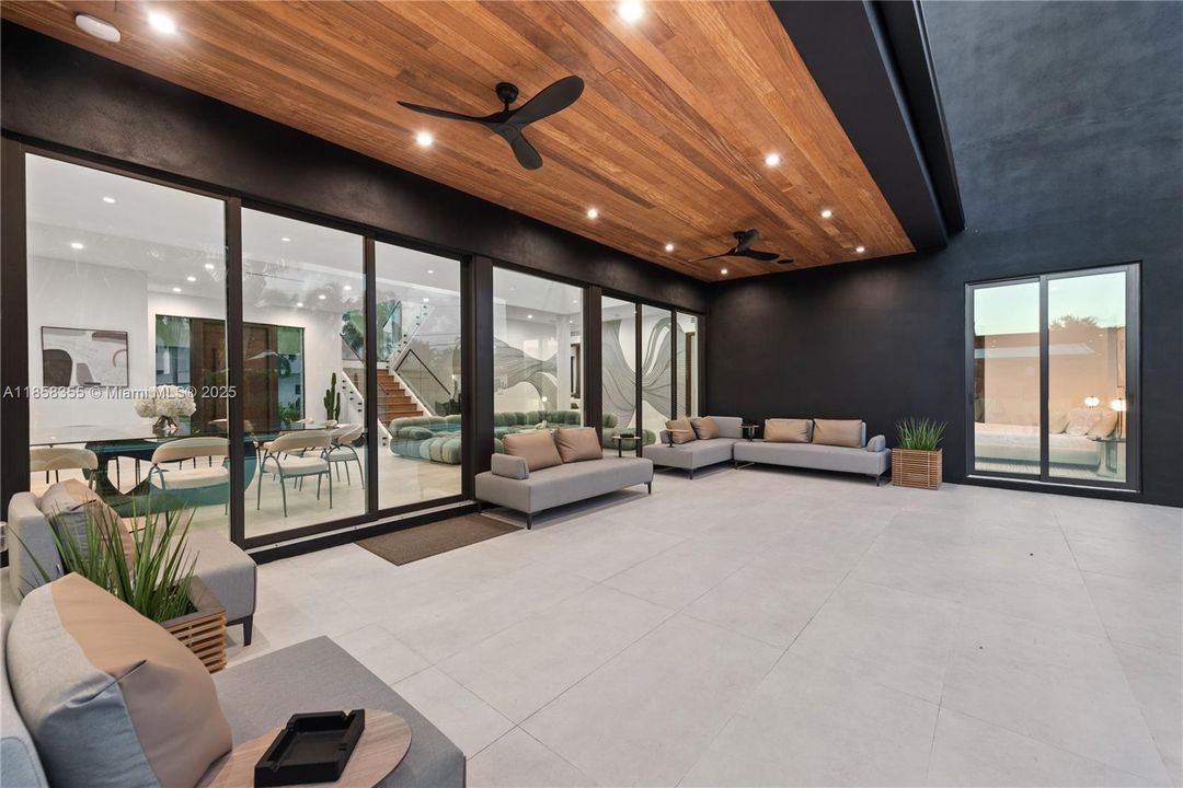 出租: $55,000 (9 贝兹, 7 浴室, 4729 平方英尺)