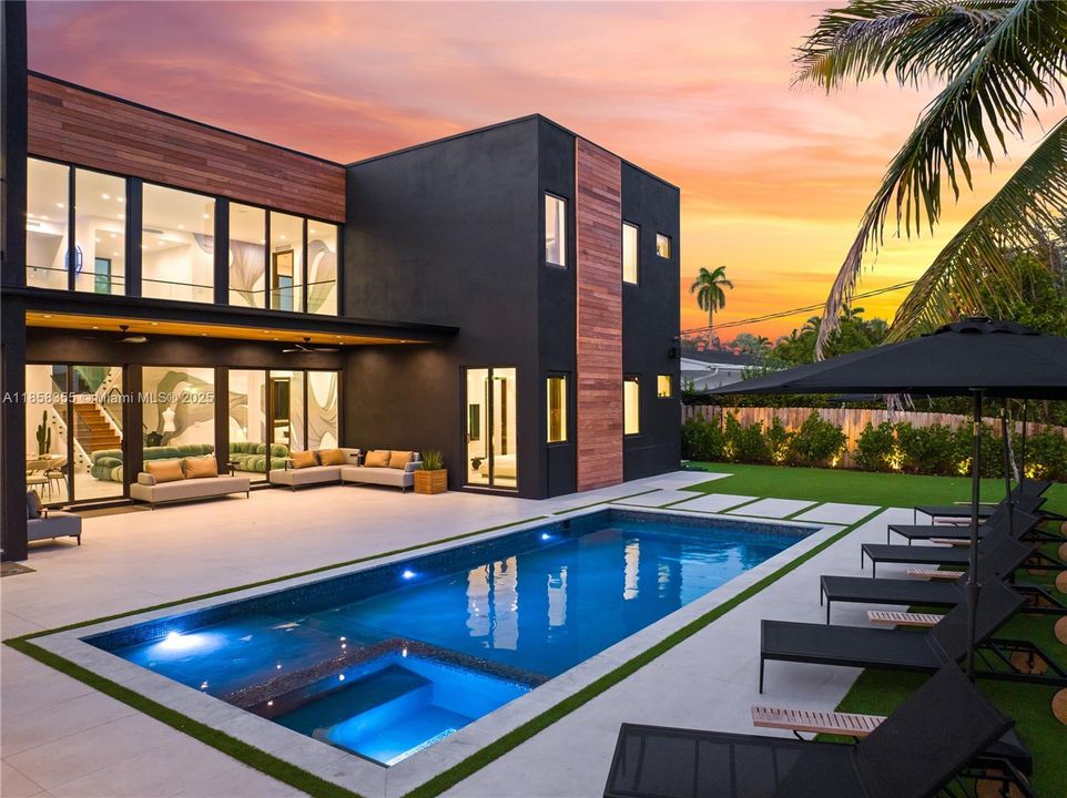 出租: $55,000 (9 贝兹, 7 浴室, 4729 平方英尺)