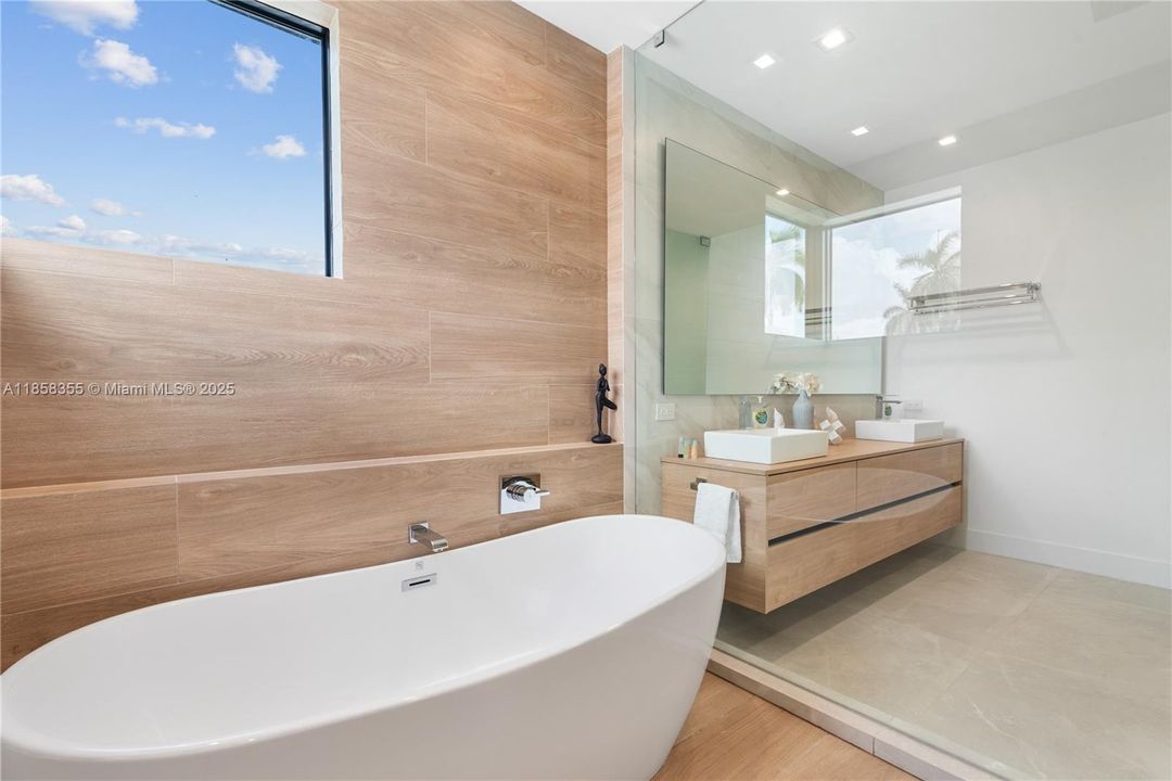 出租: $55,000 (9 贝兹, 7 浴室, 4729 平方英尺)