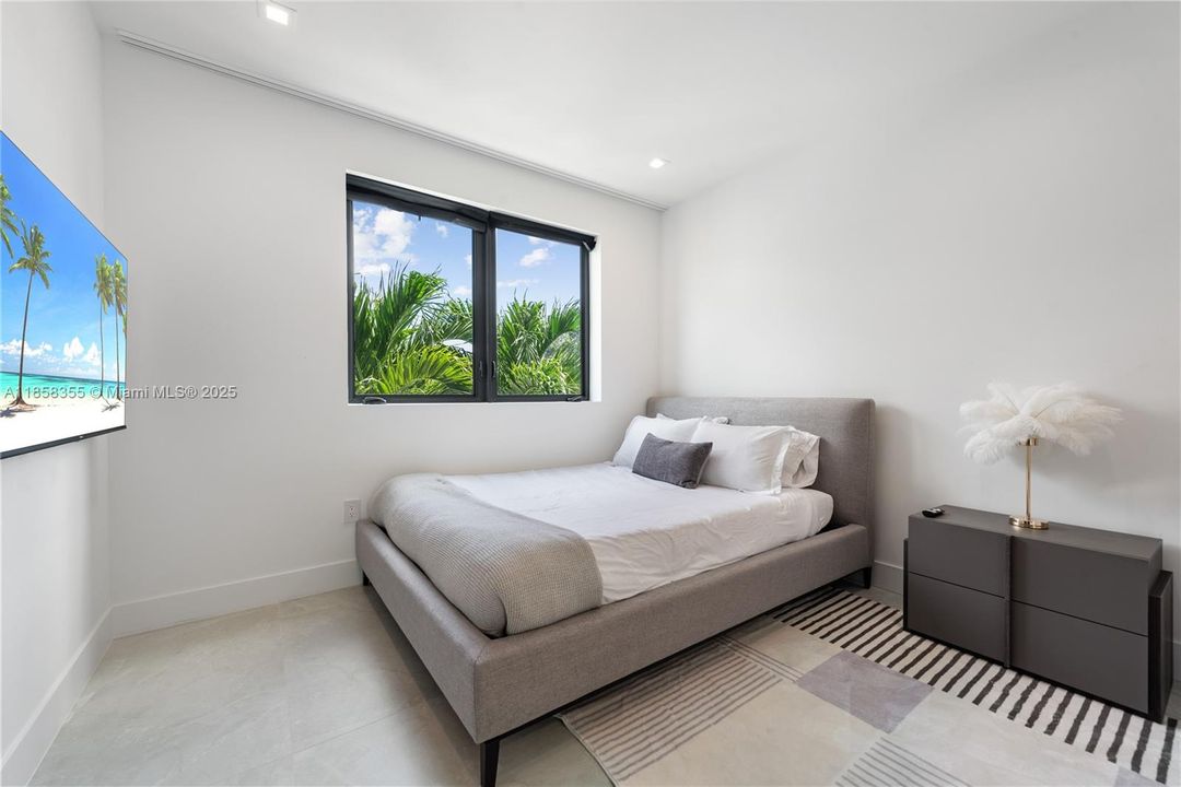 出租: $55,000 (9 贝兹, 7 浴室, 4729 平方英尺)