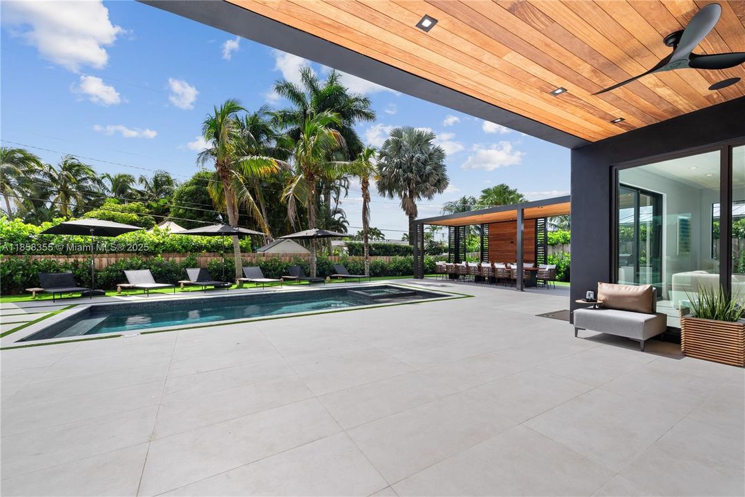 出租: $55,000 (9 贝兹, 7 浴室, 4729 平方英尺)