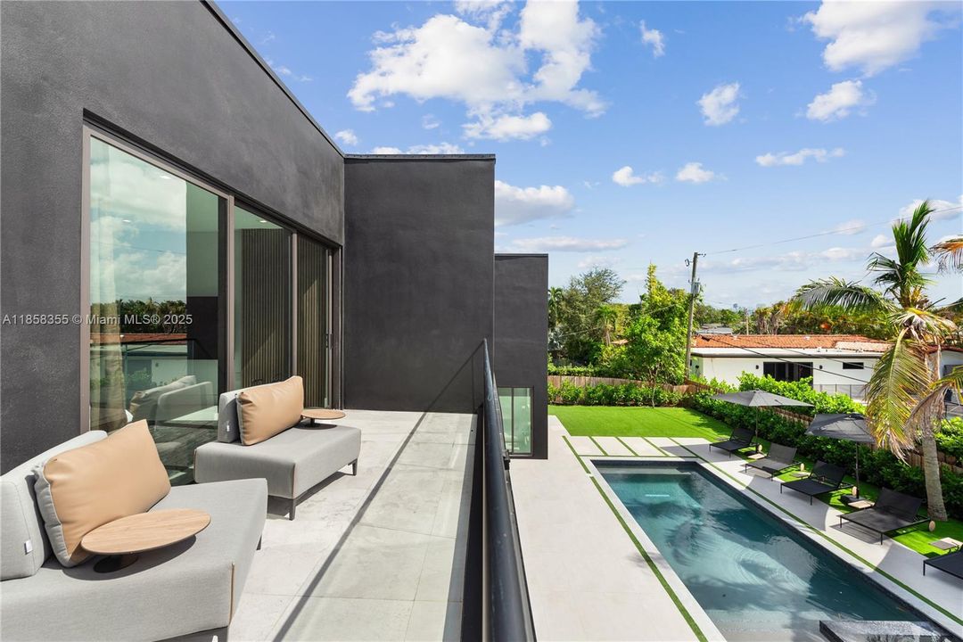 出租: $55,000 (9 贝兹, 7 浴室, 4729 平方英尺)