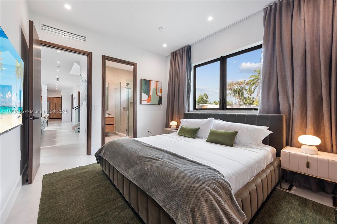 出租: $55,000 (9 贝兹, 7 浴室, 4729 平方英尺)