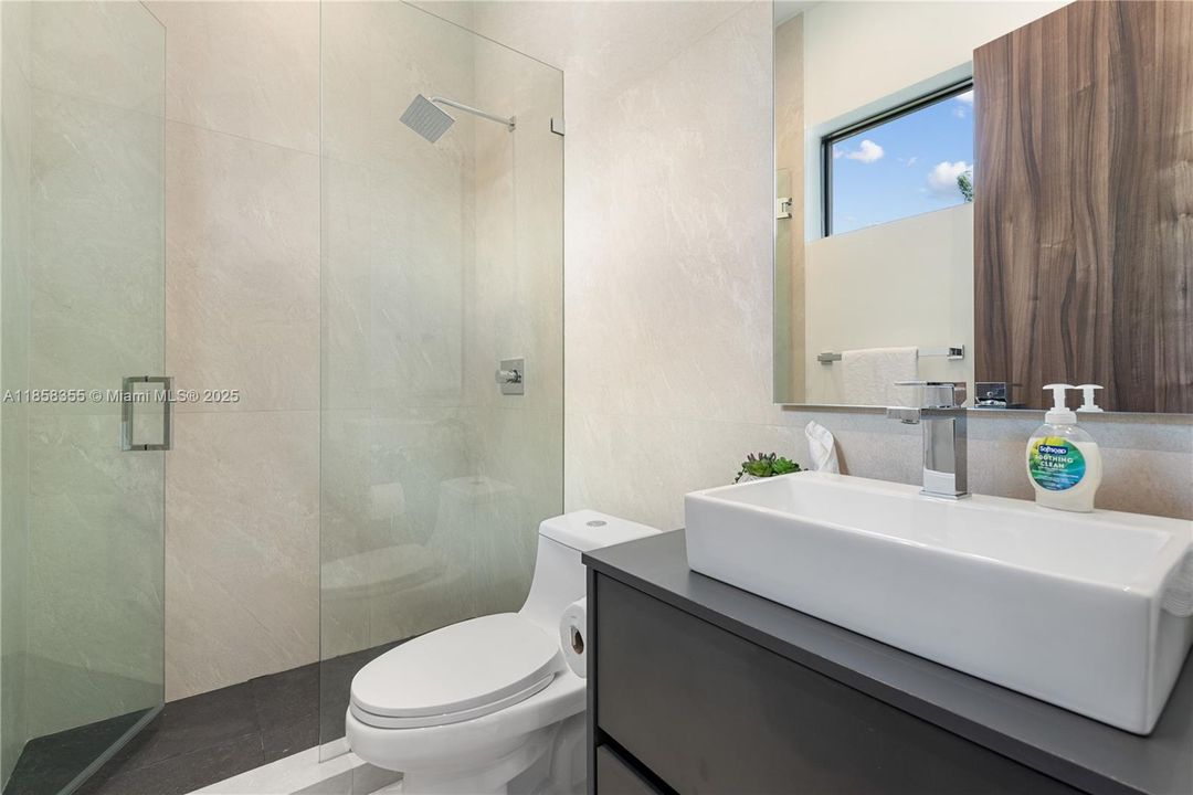 出租: $55,000 (9 贝兹, 7 浴室, 4729 平方英尺)