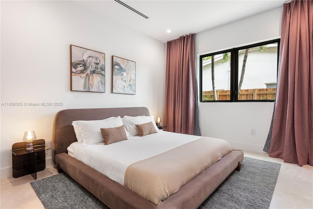 出租: $55,000 (9 贝兹, 7 浴室, 4729 平方英尺)