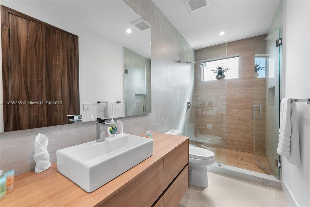 出租: $55,000 (9 贝兹, 7 浴室, 4729 平方英尺)