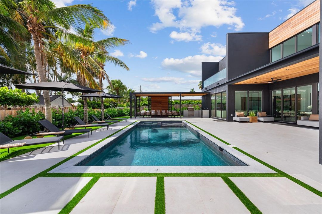 出租: $55,000 (9 贝兹, 7 浴室, 4729 平方英尺)