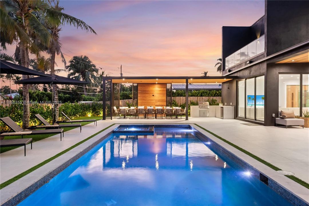 出租: $55,000 (9 贝兹, 7 浴室, 4729 平方英尺)