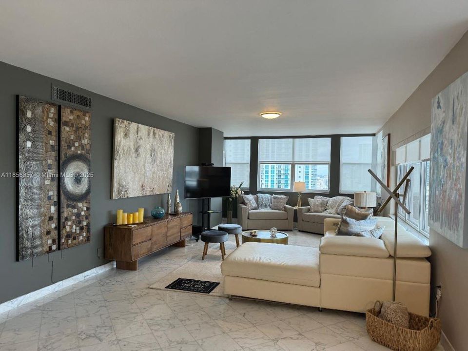 Недавно арендовано: $3,500 (2 спален, 2 ванн, 1380 Квадратных фут)