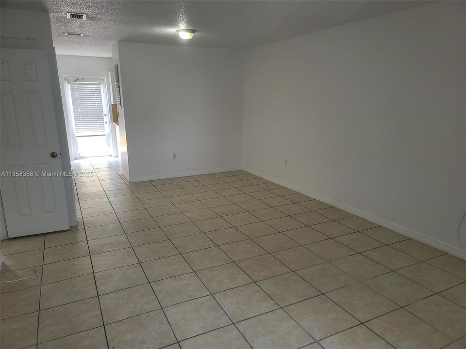 Недавно продано: $315,000 (3 спален, 2 ванн, 1358 Квадратных фут)