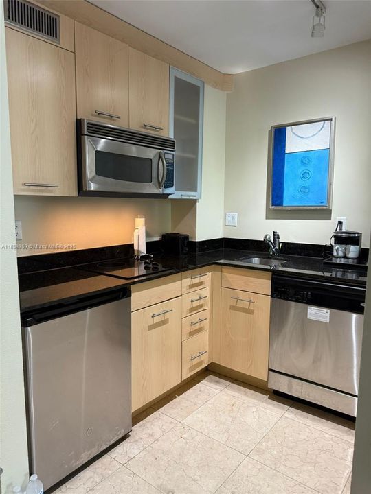 For Sale: $190,000 (1 beds, 1 baths, 548 Square Feet)